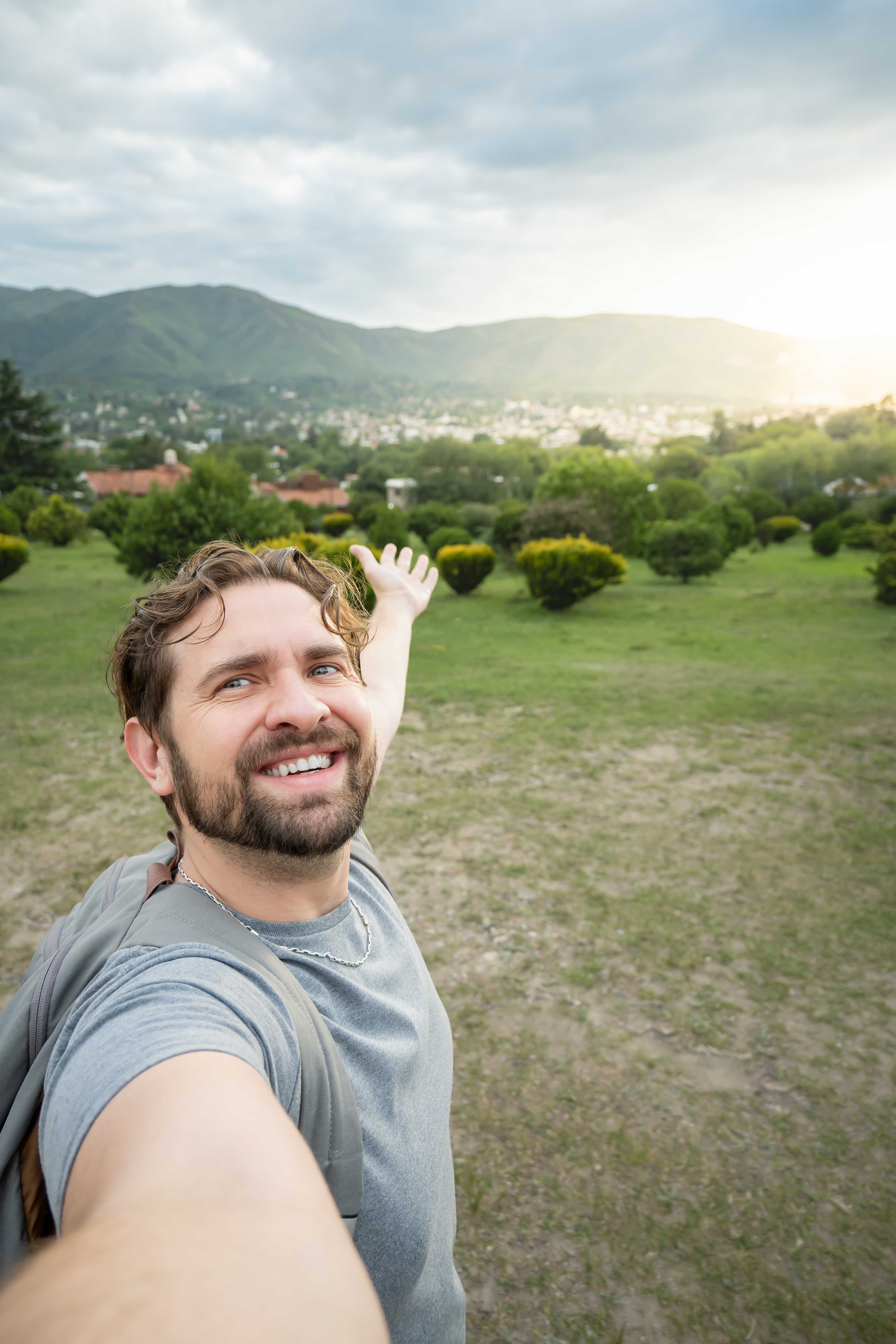 Um homem jovem fazendo uma selfie na natureza